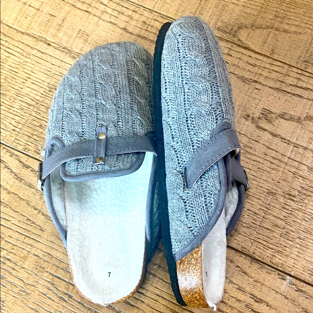 Light Grey Berber Fleece Lined Women’s Slipper. Crochet pattern, Bottom Traction